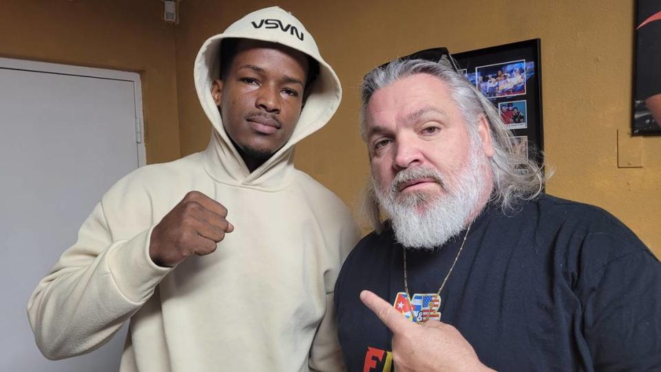 Alejandro Favier Rodríguez junto con el entrenador Osmiri Fernández, de M&R Boxing. JORGE EBRO