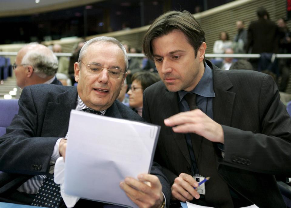 Jacques Barrot (L) talks with Barnier aid, Stefaan de Rynck (R) (Getty Images)