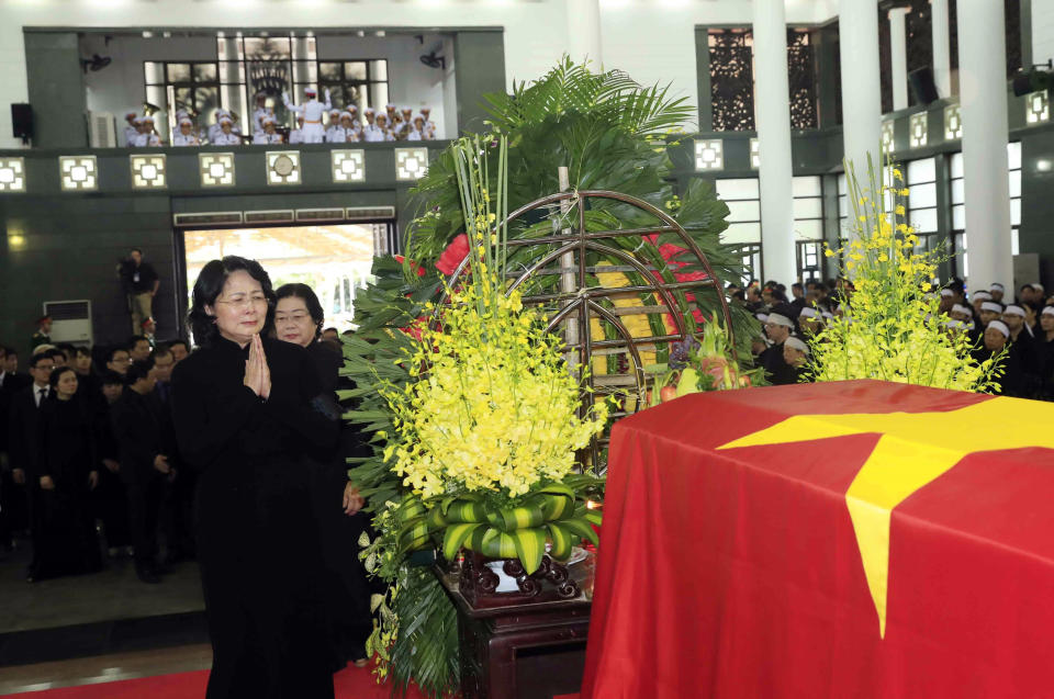 Vietnamese acting President Dang Thi Ngoc Thinh prays before the coffin of late Vietnamese President Tran Dai Quang in Hanoi, Vietnam, Wednesday, Sept. 26, 2018. Hundreds of mourners are paying tribute to the president who died of viral illness last week. (Bui Doan Tan/Vietnam News Agency via AP)