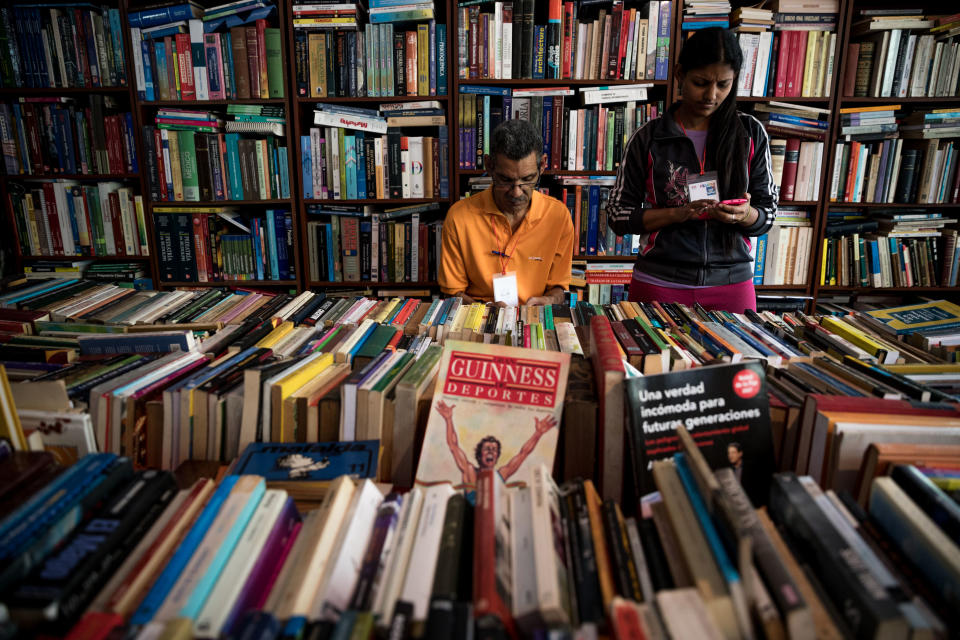 Dos vendedores de libros atienden su puesto de venta este, viernes 10 de noviembre de 2017, en la Feria Internacional del Libro de Venezuela (Filven), en la ciudad de Caracas (Venezuela). EFE/MIGUEL GUTIERREZ