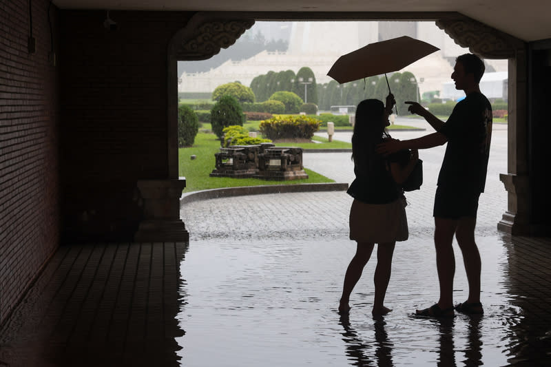 台北午後大雷雨（3） 中央氣象署24日下午發布台北市為大雷雨警戒區域。 圖為中正區午後雨勢滂沱，造成國家音樂廳2號門外 積水。 中央社記者吳家昇攝  113年6月24日 