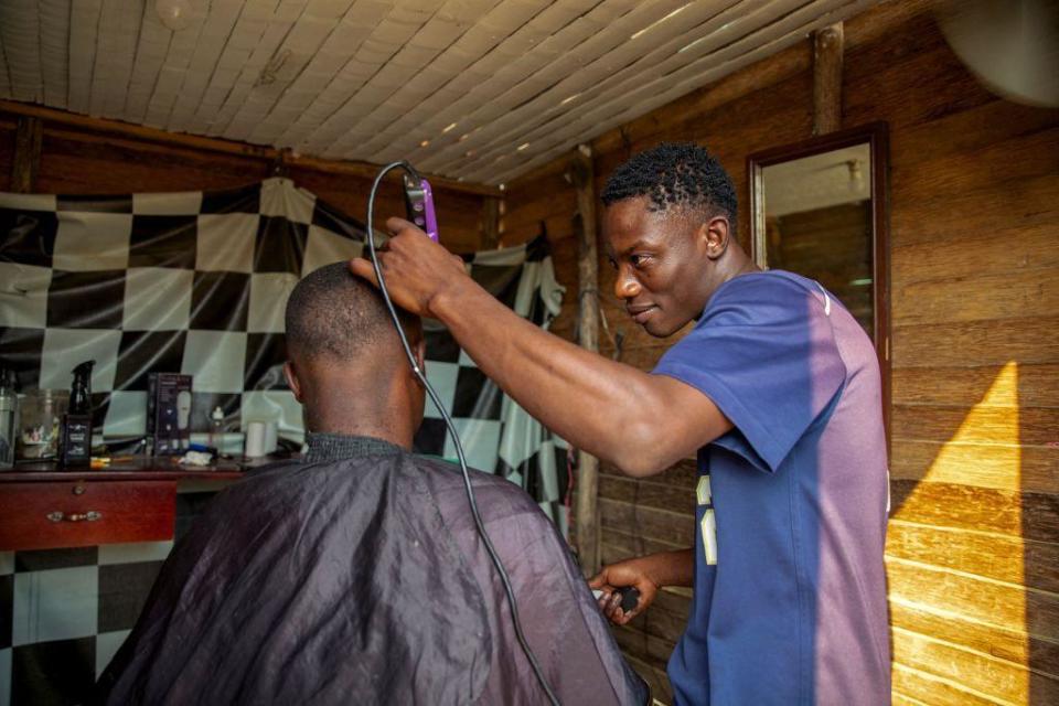 barbero haitiano recorta a una persona en república dominicana