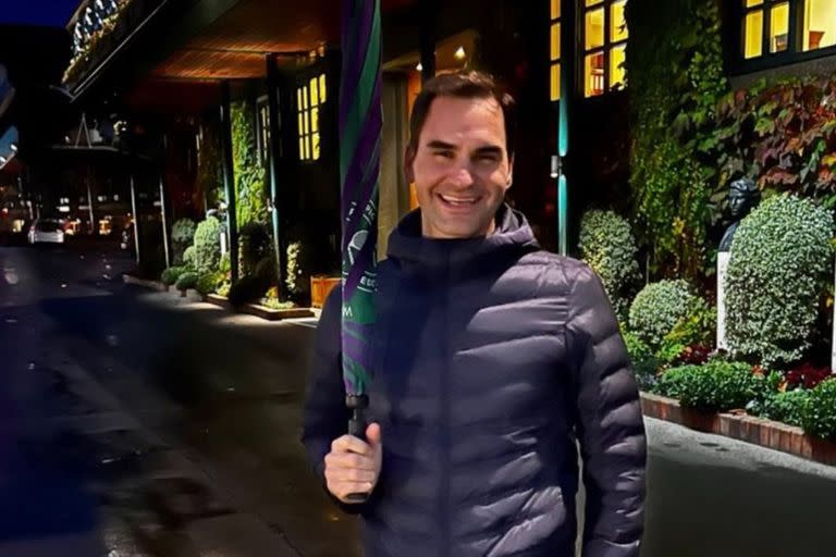 Roger Federer, sonriente durante su reciente visita a Wimbledon, después de pasar un momento incómodo con una guardia de seguridad que no lo reconoció