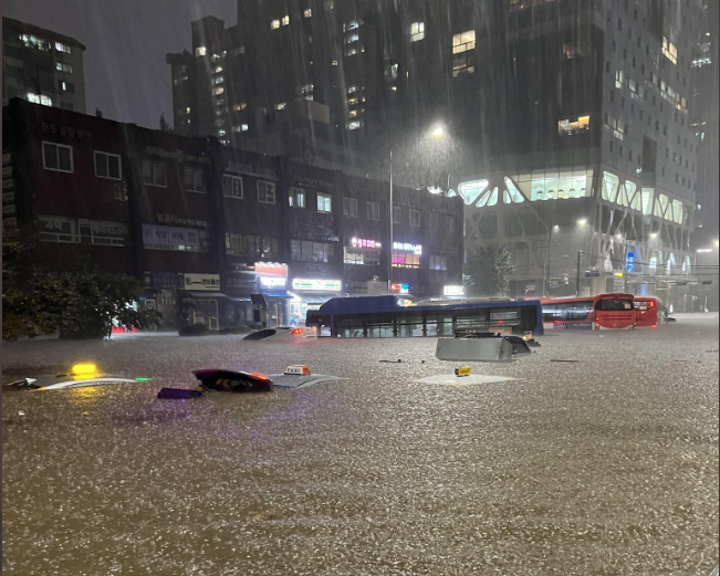 南韓首都圈（首爾、仁川、京畿道）8日晚間降下豪雨，不少汽車、公車慘遭滅頂。（圖／翻攝自推特 ㅁㅅㅊㅅ 帳號） 