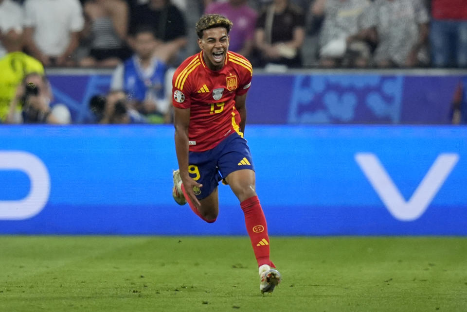 El español Lamine Yamal festeja tras anotar el primer tanto ante Francia en la semifinal de la Eurocopa, el martes 9 de julio de 2024, en Múnich (AP Foto/Matthias Schrader)