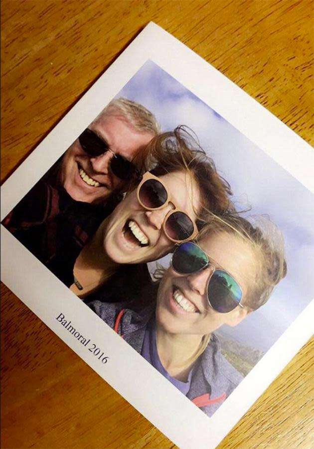 Trotzdem verschickten sie eine gemeinsame Weihnachtskarte. Das Cover zeigt ein Selfie von Prinz Andrew mit Prinzessin Eugenie und Beatrice. Bild: Twitter/Royal Trio Updates
