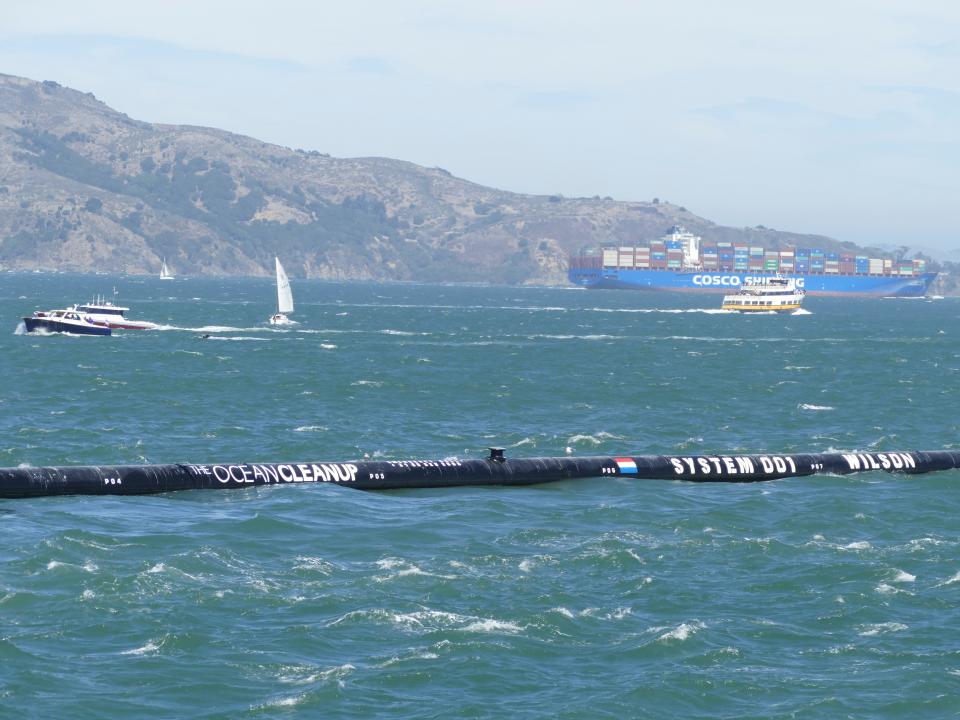 08.09.2018,USA, San Francisco: The first floating waste collector "The Ocean Cleanup" can be seen on its way to the Pacific Ocean in the bay of San Francisco. Like tentacles, the ends of the 600-meter long plastic pipe of the cleaning system are to lie around mountains of plastic waste - initially on the Pacific between California and Hawaii. Photo: Barbara Munker/dpa (Photo by Barbara Munker/picture alliance via Getty Images)