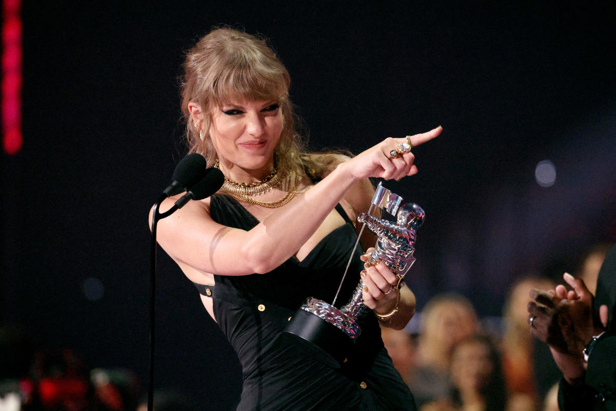 Taylor Swift Wins Big at MTV VMAs, Plus Full List of Winners