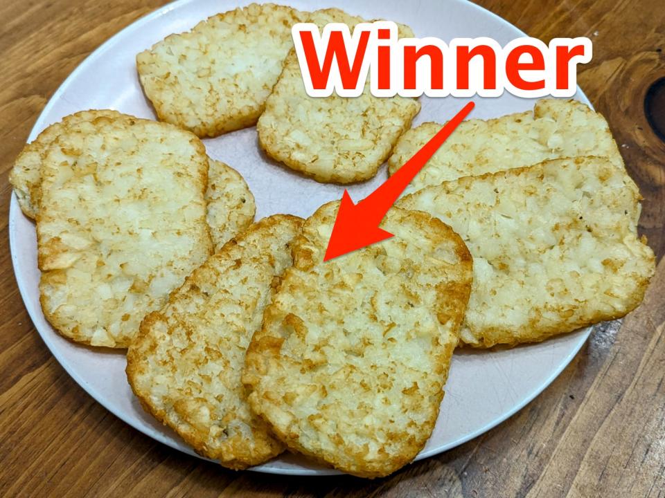 red arrow and the word winner pointing at a pair of cooked hash browns on a plate with 6 other hash browns