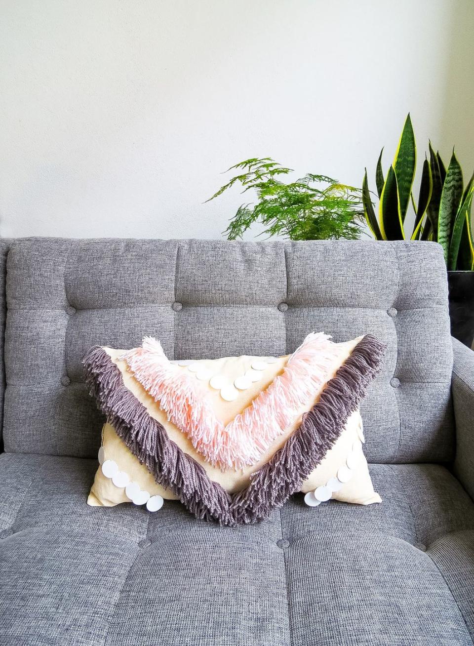 48) DIY Yarn-Fringed Throw Pillow