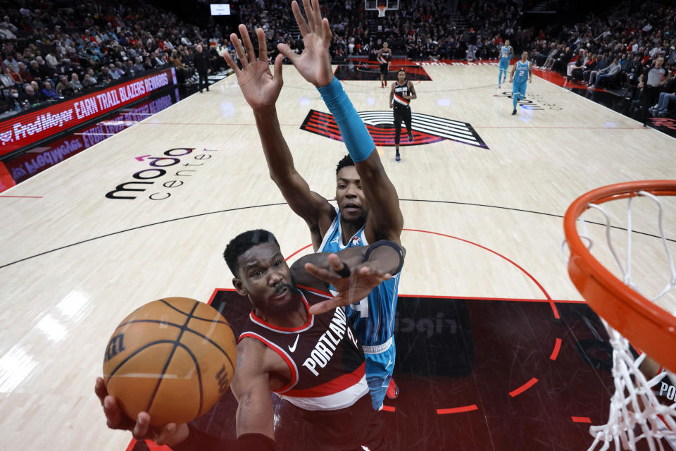 PORTLAND, OREGON - FEBRUARY 25: Deandre Ayton #2 (L) of the Portland Trail Blazers shoots under pressure from Brandon Miller #24 of the Charlotte Hornets during the second half at Moda Center on February 25, 2024 in Portland, Oregon. NOTE TO USER: User expressly acknowledges and agrees that, by downloading and or using this photograph, User is consenting to the terms and conditions of the Getty Images License Agreement. (Photo by Soobum Im/Getty Images)