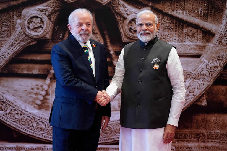 El primer ministro de la India, Narendra Modi (derecha), le da la mano al presidente brasileño, Luiz Inácio Lula da Silva, antes de la Cumbre de Líderes del G20 en Nueva Delhi el 9 de septiembre de 2023.