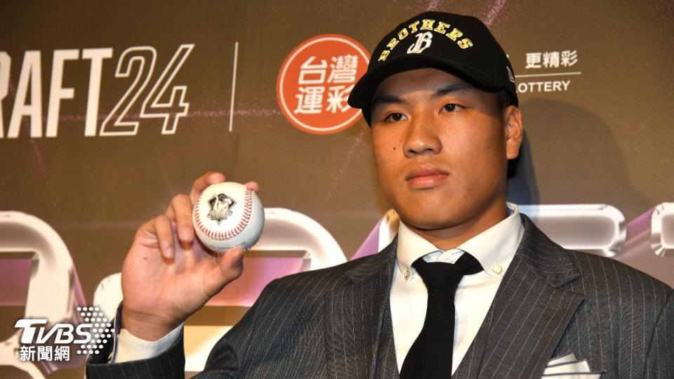 中信兄弟於首輪第3順位選擇平鎮高中外野手許庭綸。（圖／胡瑞麒攝）