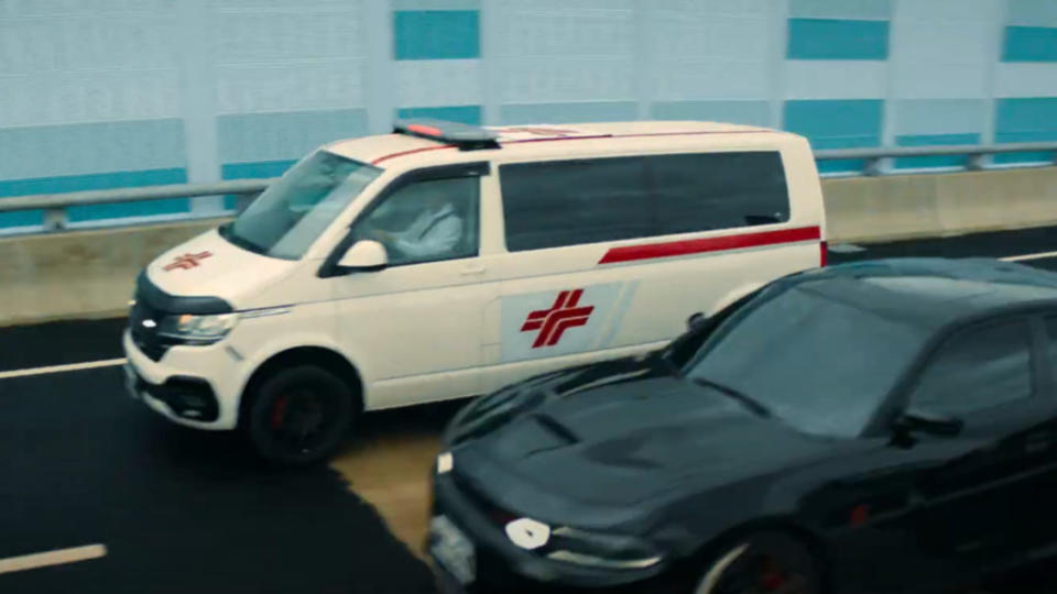 劇中瘦子駕駛著救護車，與一旁的 Dodge Charger 相互追逐，預告刺激又緊湊。(圖片來源/Youtube 華納兄弟台灣)