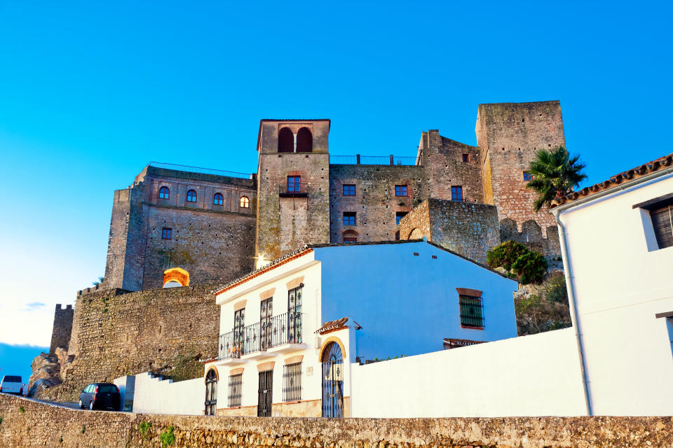 Esta localidad gaditana se encuentra sobre una peña en la comarca del Campo de Gibraltar. El municipio se divide en la zona vieja, donde se encuentra una antigua fortaleza levantada entre los siglos XII y XV, el pueblo nuevo, que se comenzó a construir en 1971, y la pedanía de la Almoraima. (Foto: Getty Images).