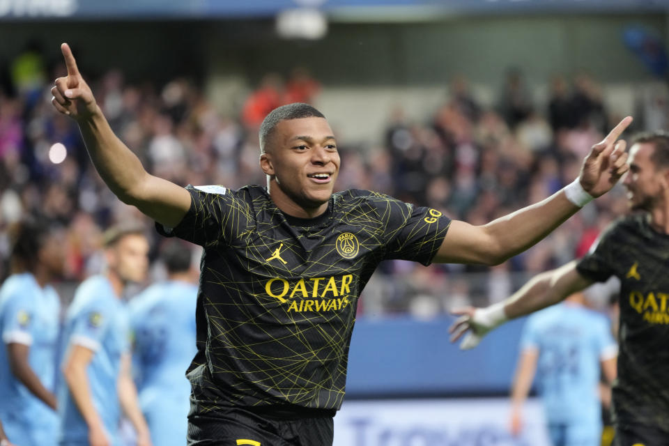 ARCHIVO - Kylian Mbappé celebra luego de anotar un gol para el Paris Saint Germain ante Troyes en la liga francesa, el lunes 7 de mayo de 2023. (AP Foto/Lewis Joly)