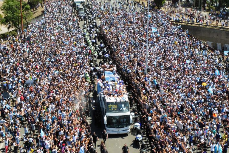 La Selección entró en contacto con los hinchas en el recorrido por la provincia de Buenos Aires 