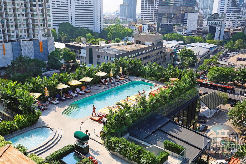 「The Standard Bangkok」的露天泳池宛如曼谷的城市綠洲，吸引遊客在池畔流連忘返。