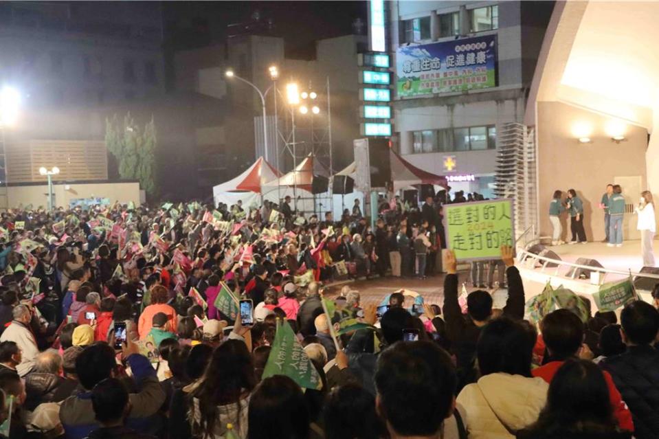民進黨9日晚間在嘉義市中正公園辦「美德站出來、嘉義逗陣拚」造勢晚會，現場吸引近3000位支持者到場。（呂妍庭攝）