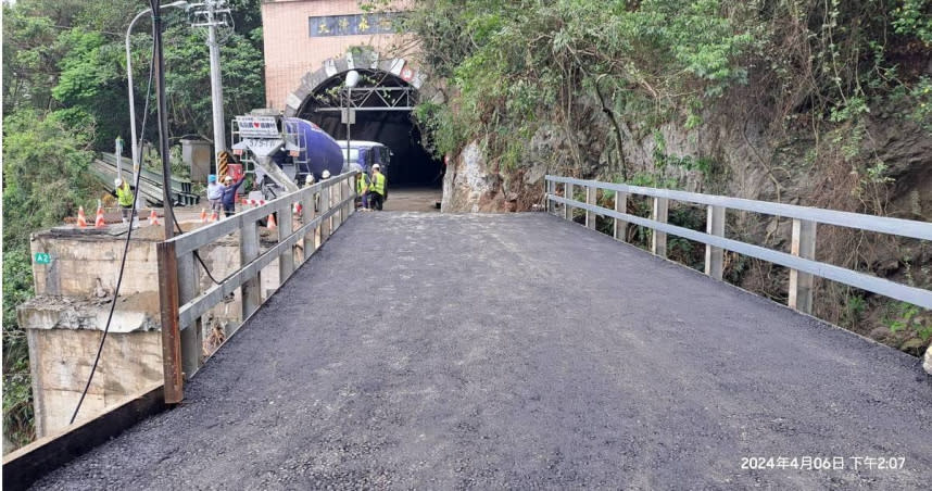 台灣3日發生7.2地震後，導致蘇花公路下清水橋被震斷，公路局利用日治時代舊橋作為便道，在6日晚間6點開放通行。（圖／Facebook／王國材）