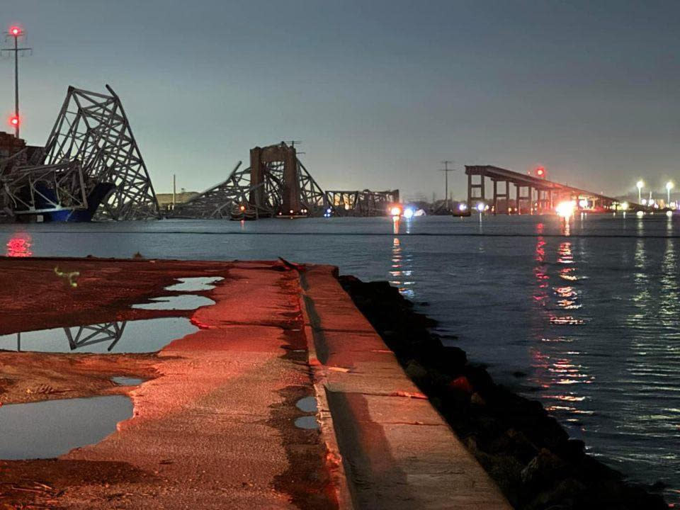 Dieses aus Foto dem X (ehemals Twitter)-Feed von @HarforCoFireEMS Harford County, MD Volunteer Fire & EMS und zeigt einen Teil der Francis Scott Key Bridge. Die Brücke brach teilweise ein, nachdem ein Containerschiff sie am frühen Dienstag (26.03.2024) gerammt hatte. (Bild: Harford County, Md Volunteer Firre/X/PA Media/dpa)