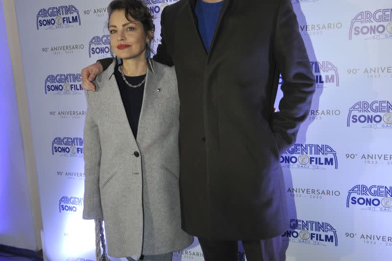 Dolores Fonzi y Santiago Mitre tampoco quisieron perderse esta gran noche del cine. La directora de Blondi eligió un traje gris al que resaltó con botas blancas mientras que el director de Argentina, 1985 combinó un tapado con zapatillas