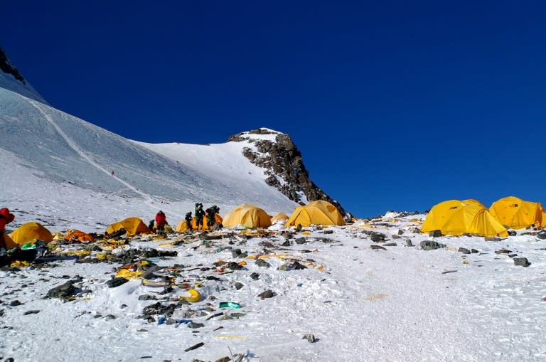 Du matériel d'escalade abandonné et des déchets éparpillés autour du camp 4 du mont Everest, le 21 mai 2018 au Népal (Doma SHERPA)