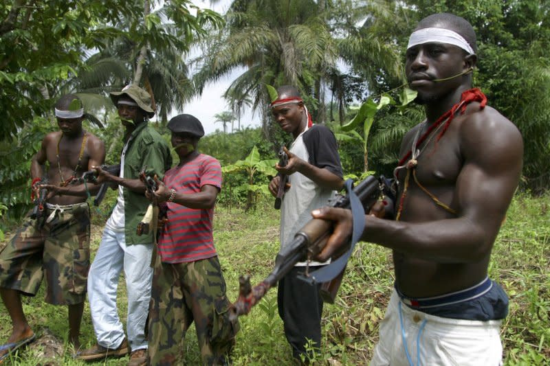奈及利亞民兵手持AK-47突擊步槍耀武揚威（AP）