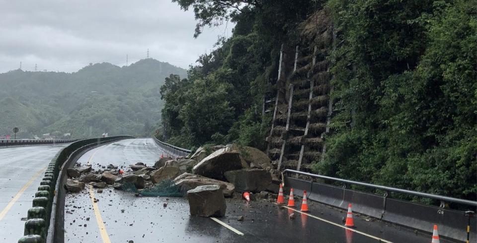 梅雨鋒面來襲苗栗有災情 多路段坍方中斷台72線巨石崩落 