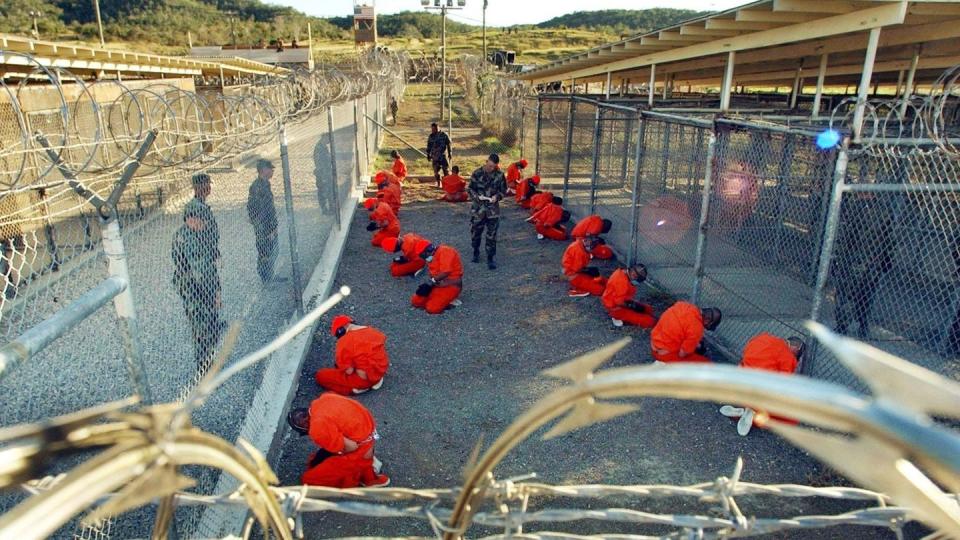 Das Gefangenlager Guantánamo wurde einst errichtet, um mutmaßliche Terroristen ohne Prozess festhalten zu können - und besteht bis heute. (Bild: Shane T. McCoy/epa/dpa)