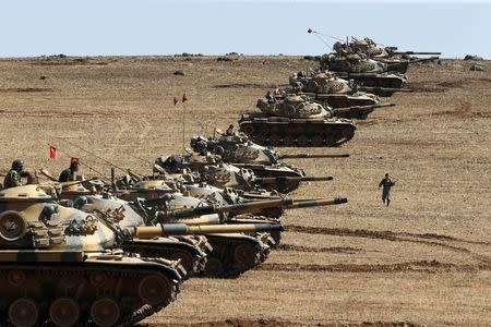 Turkish army tanks take up position on the Turkish-Syrian border near the southeastern town of Suruc in Sanliurfa province October 6, 2014. REUTERS/Umit Bektas