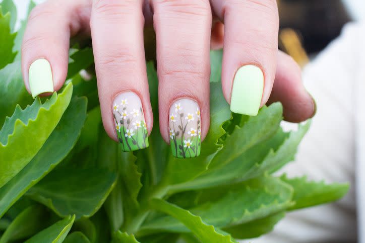 nail art with flowers that look like daisies