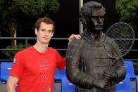 <p>Ja, das rechts soll tatsächlich Tennisstar Andy Murray sein - gekleidet in die Uniform eines der berühmten chinesischen Terrakotta-Soldaten. Murray selbst macht auf dieser Aufnahme brav gute Miene zum bösen Spiel. (Bild: Matthew Stockman/Getty Images)</p>