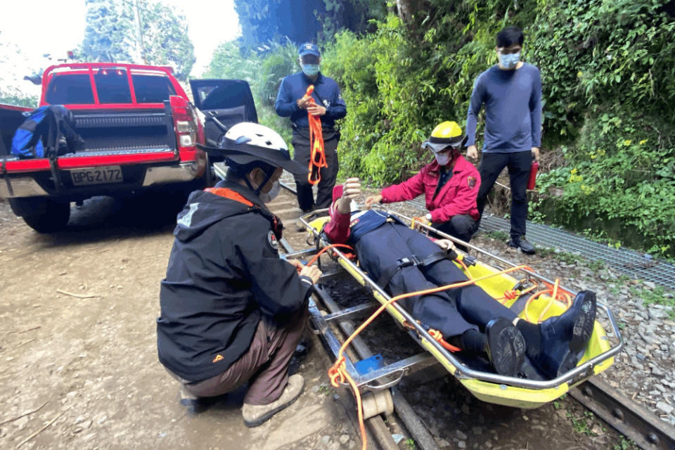 眠月線登山意外頻傳 嘉縣阿里山消防分隊DIY台車助救援 283