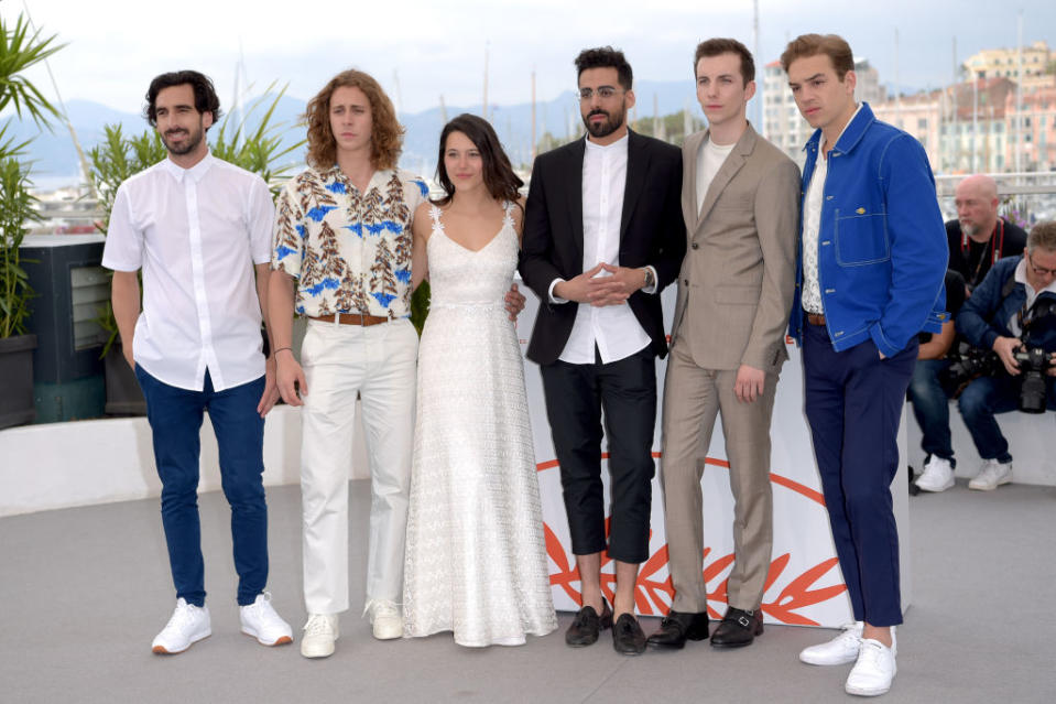 Le casting de Matthias et Maxime s’est retrouvé pour jouer le jeu du photocall. Mentions spéciales aux bretelles-marguerites de la robe immaculée de Catherine Brunet, à l’imprimé feuillage de la chemise portée par Samuel Gauthier et… aux chevilles poilues dévoilées par le pantalon 7/8èmes d’Adib Alkhalidey !