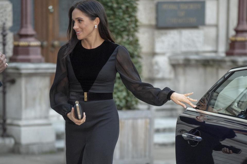 Meghan demuestra que puede cerrar una puerta de auto.