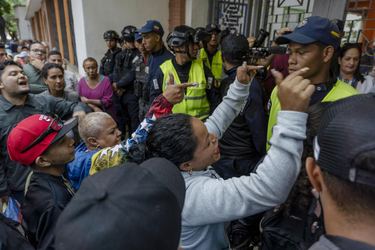 Trabajadores electorales durante las elecciones del domingo en Caracas (Adriana Loureiro Fernandez/The New York Times)