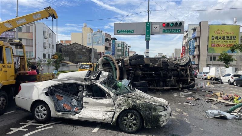 水泥車煞車失靈撞噴白色轎車、重機。（圖／民眾提供）