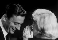 Sans surprise, Yves Montand et Marilyn Monroe succombent l’un à l’autre sur le plateau. Tous deux mariés - l’actrice vivait alors avec le dramaturge et écrivain Arthur Miller -, les deux amants tentent de dissimuler leur liaison. En vain : très vite, la presse se fait l’écho de leur relation. Une révélation qui a des conséquences désastreuses sur leurs mariages respectifs. Arthur Miller demande le divorce, et Yves Montand ne doit le sauvetage de son couple qu’à l’indulgence résignée de Simone Signoret. Laquelle dira plus tard : "<em>Vous en connaissez beaucoup des hommes qui auraient résisté à Marilyn ?</em>" En dépit des apparences, la comédienne ne pardonnera jamais vraiment l’humiliation publique que son époux lui fit subir. (©<em>John Bryson/The LIFE Images Collection via Getty Images/Getty Images</em>)