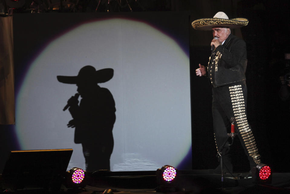 ARCHIVO - Vicente Fernández da un concierto en el Estadio Azteca en la Ciudad de México el 16 de abril de 2016. Fernández, gigante de la música regional mexicana cuya poderosa voz inmortalizó canciones como "El rey", "Volver, volver" y “Lástima que seas ajena” e inspiró a nuevas generaciones de intérpretes, falleció el domingo 12 de diciembre de 2021, informó su familia. Tenía 81 años. (AP Foto/Marco Ugarte)