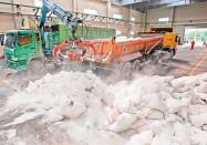  洗刷惡名台南市政府30日在永康焚化廠銷毀查扣的127噸毒澱粉，各種問題澱粉攤放在焚化廠中，數量相當可觀。（許正宏攝） 