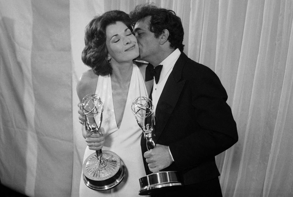 ARCHIVO- Peter Falk de "Columbo" le da a Jessica Walter de "Amy Prentice" un beso después de que ambos ganaran un Emmy el 19 de mayo de 1975. Walter, quien interpretó a una matriarca calculadora en “Arrested Development” ha muerto. Tenía 80 años. Su hija, Brooke Bowman, confirmó su deceso. Entre sus papeles conocidos interpretó a una acosadora en el thriller de Clint Eastwood de 1971, “Play Misty for Me”. (Foto AP, archivo)