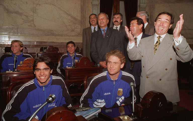 Los campeones del Sub 20 de Qatar en el Senado, en mayo de 1995: adelante, Juan Pablo Sorin y Carlos Arangio; atrás, Gustavo Lombardi y Cristian Chaparro