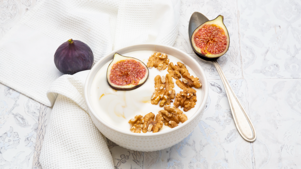 Greek yoghurt with fig and nuts