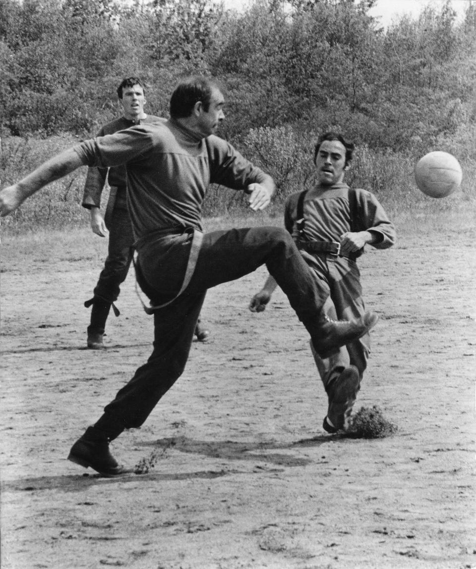 Un culturiste propose à Sean Connery son premier rôle dans la pièce de théâtre South Pacific, en 1951. Peu convaincu par cette expérience, l’acteur débutant hésite entre le football et la comédie. Au cours d’un match de son club amateur, l’athlète est repéré par le manager de Manchester United. Ce dernier lui fait une offre, que Sean Connery finit par refuser. "J'ai réalisé qu'un footballeur professionnel pouvait avoir son passé derrière lui à 30 ans, et j'en avais déjà 23. J'ai décidé de devenir acteur", déclare-t-il des années plus tard avec fierté.