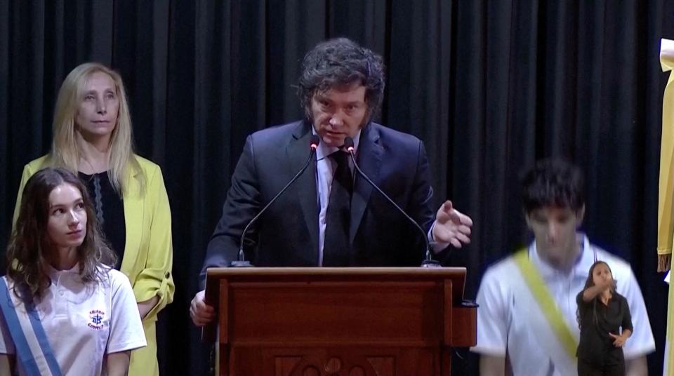 Milei dando su discurso en el Cardenal Copello