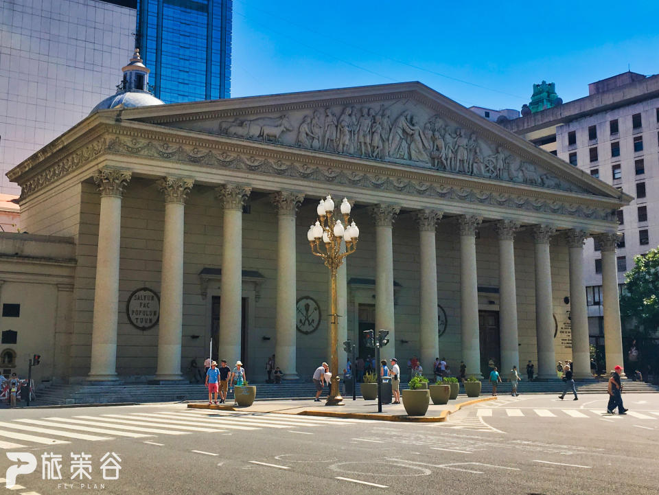 主教座堂位於布宜諾斯艾利斯市中心的五月廣場