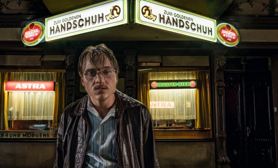 <p>Mit “Tschick” hat Erfolgsregisseur Fatih Akin schon mal sehr erfolgreich einen Roman verfilmt. Mit “Der goldene Handschuh” wagte er sich an den nächsten Bestseller, Heinz Strunks gleichnamigen Roman. Die Geschichte hat sich tatsächlich zugetragen. Es geht um den Serienmörder Fritz Honka, der in den 1970er Jahren mehrere Frauen ermordete. Seine Opfer fand er meist in der Hamburger Kneipe “Zum Goldenen Handschuh”. Akins Film hat es in den Wettbewerb der Internationalen Filmfestspiele von Berlin geschafft. Wir drücken die Daumen. (Bild: Warner Bros. Pictures) </p>