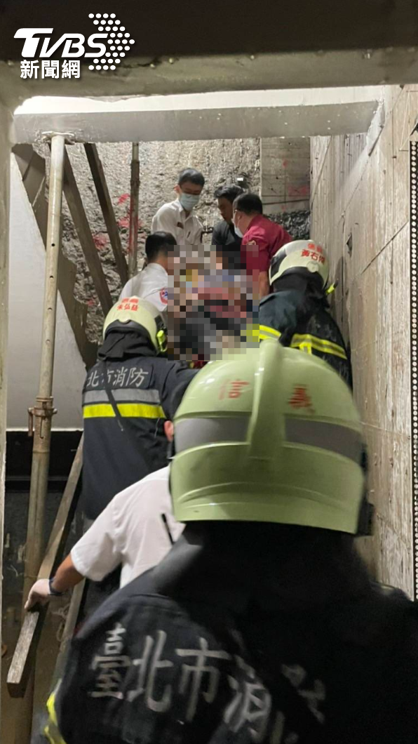 工人失足墜落電梯井。（圖／TVBS）