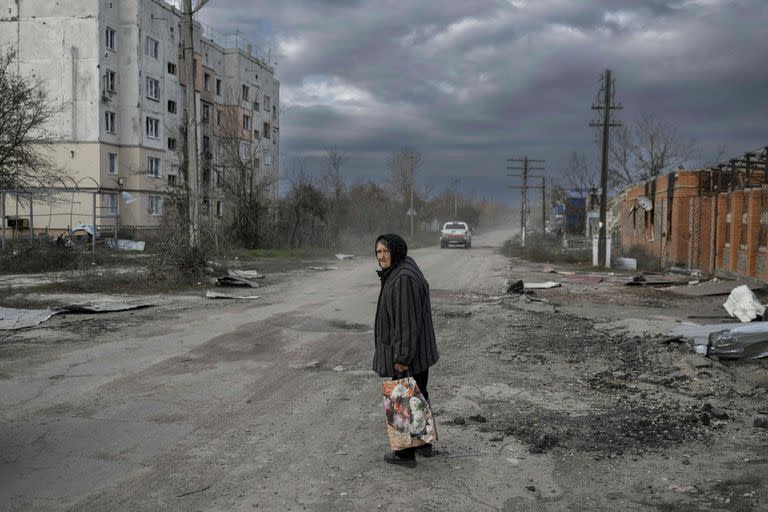 Una anciana camina en el pueblo de Arkhanhelske, en la región de Kherson, el 3 de noviembre de 2022, que fue ocupada por las fuerzas rusas.
